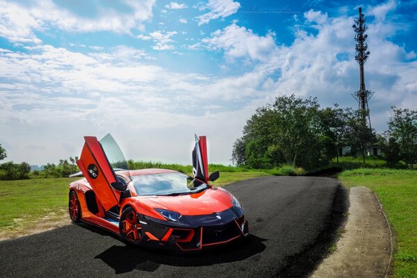 Offene Türen des orangefarbenen Sport-Lamborghini