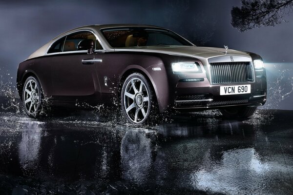 Coche Rolls Royce en charcos en la carretera nocturna