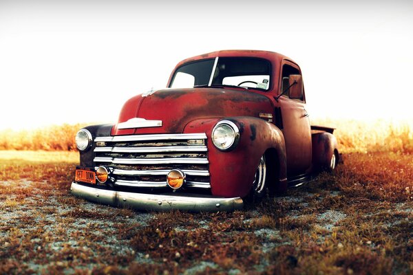 Czerwona ciężarówka Chevrolet 1949 dobry klasyk