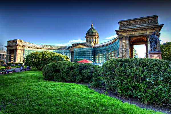 Die malerische Kasaner Kathedrale in St. Petersburg