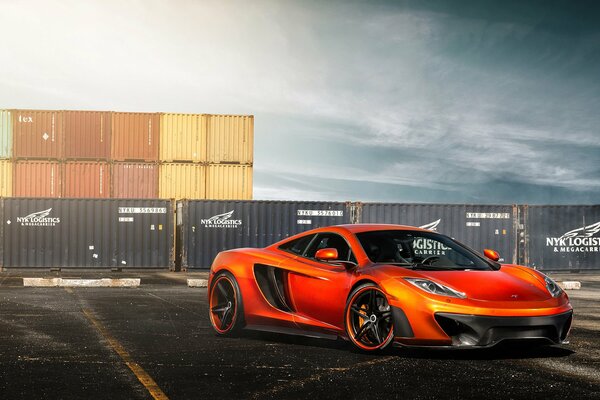 Das Bild ist ein orangefarbenes Auto mclaren mp4 -vx, vorsteiner