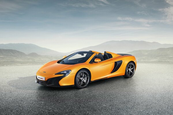 Orange McLaren, Foto vor dem Hintergrund der Berge