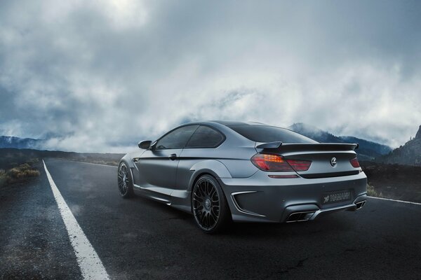 BMW conduce en la carretera a gran velocidad