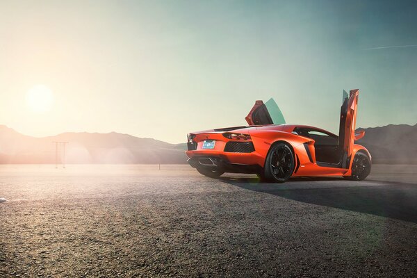 Lamborghini aventador lp 700-4 orange sur fond de lever du soleil