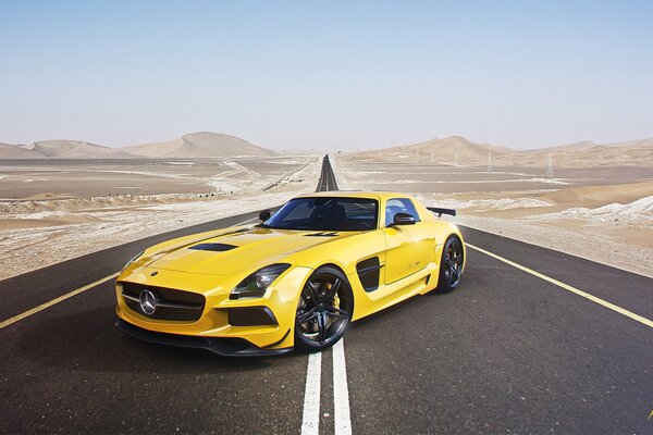 Sulle strade del deserto giallo merce