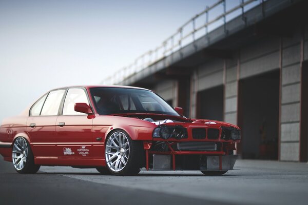 Red BMW e34 without hood and front bumper