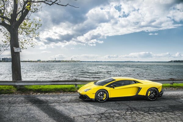 Lamborghini jaune. route de la mer