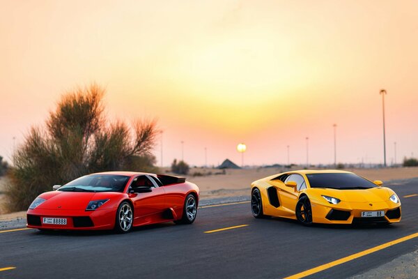 Coches Lamborghini en el fondo de la carretera