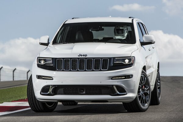 Buen Jeep. Un auto genial. Coche grande. Jeep blanco. Jeep americano