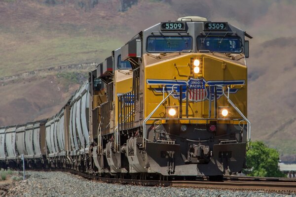 La locomotiva gialla tira le carrozze sui binari