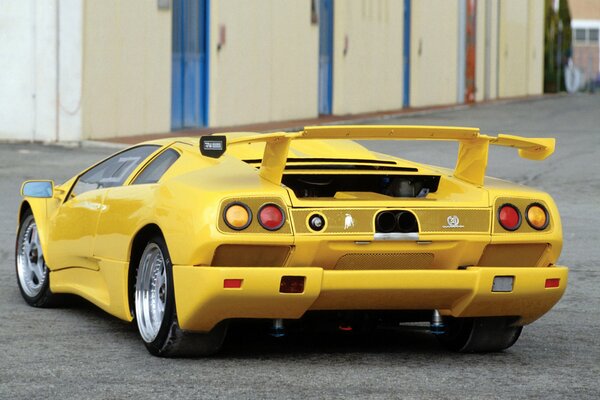 Lamborghini Diablo ist gelb. Rückansicht