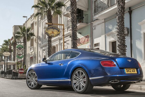 Bentley coupé, blu con la città vecchia