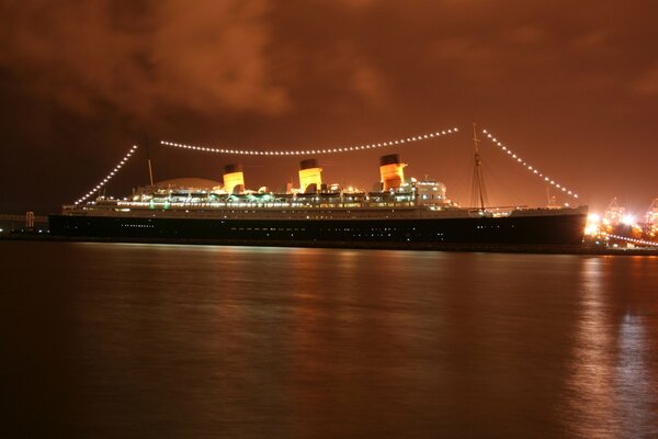 Круизный лайнер queen mary 2 в порту ночью