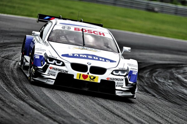 Las carreras de BMW en el auto Raleigh se ajustan a la curva