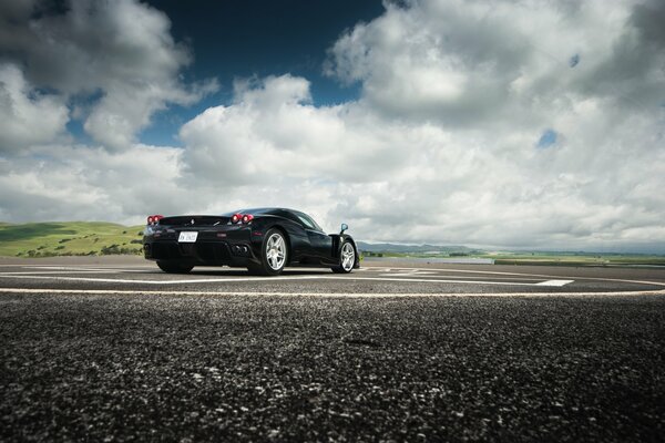 Czarny Ferrari Widok Z Tyłu od strony drogi