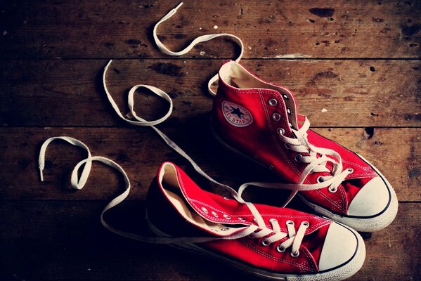Zapatillas rojas en el piso de madera