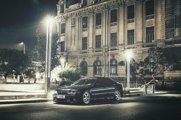 Auto illuminata fanorami della città di notte