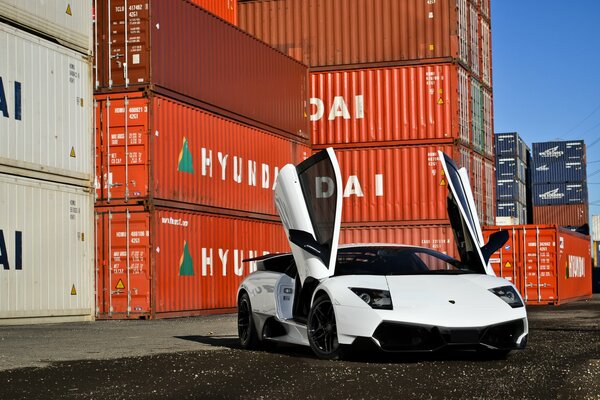 Superdeportivo lamborghini en los muelles