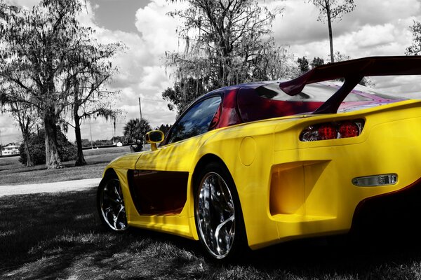 Voiture jaune sur fond noir et blanc