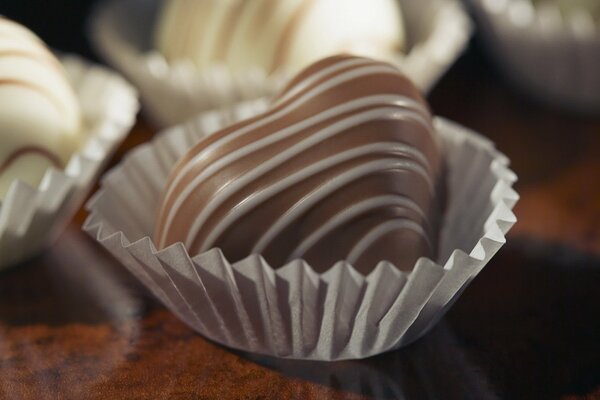 Caramelo de chocolate en paquete de papel