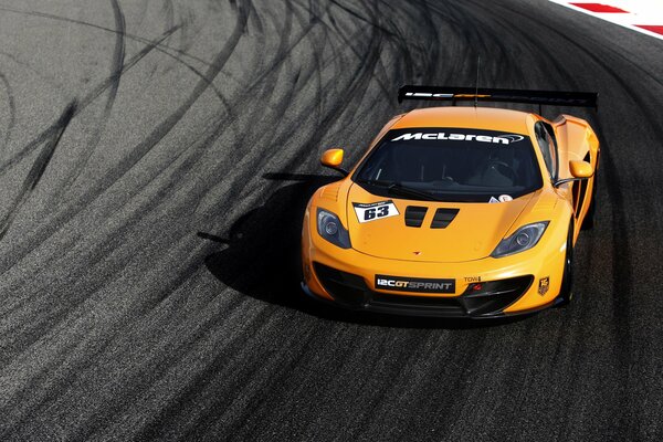 Coche naranja en pista deportiva