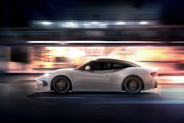 La voiture est en vitesse. Voiture blanche. Belle photo de voiture. Auto la nuit