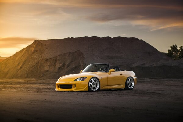 El coche amarillo en el hedor de las montañas