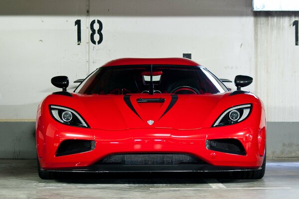 Roter Supersportwagen koenigsegg agrera r