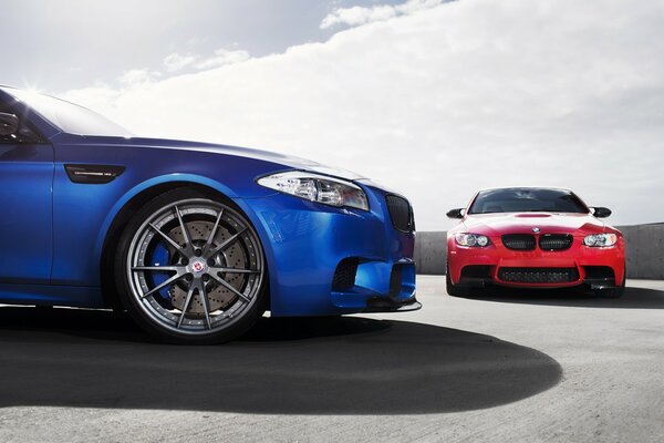 Две машины синий и красный bmw m5 f10, m3, e92