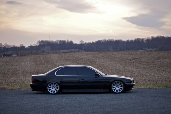 BMW nera. Bella foto della macchina. Auto sullo sfondo del campo