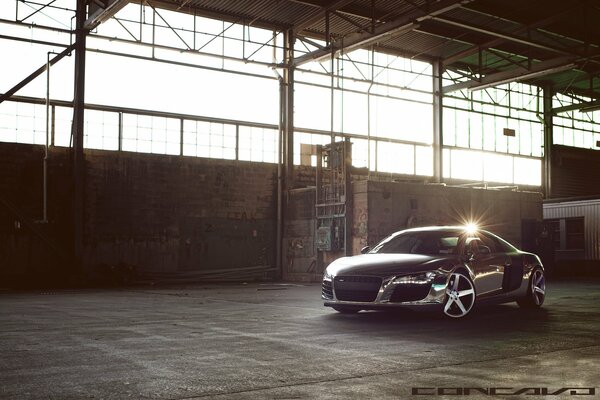 Luxus-Audi in einer verlassenen Fabrik