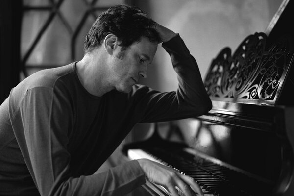 L attore Colin Firth suona il piano