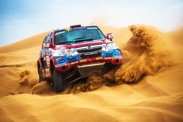 SUV vuela sobre la arena en la carrera del desierto