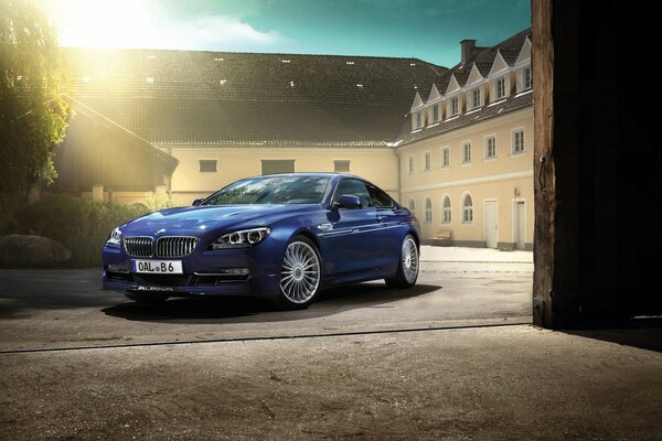 Voiture bleue au soleil