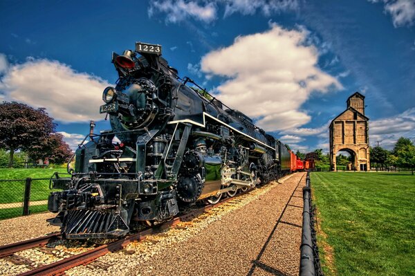 Diseño realista de la locomotora en el fondo de las nubes