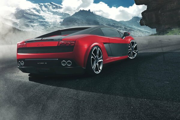 Foto di una Lamborghini rossa in montagna