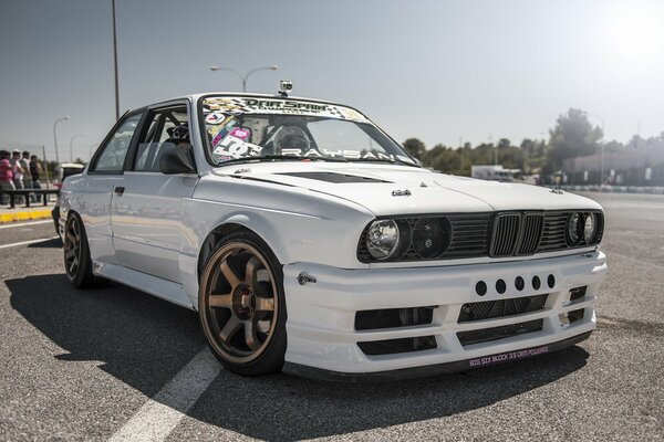 White bmw e30 drift car at the drift tournament