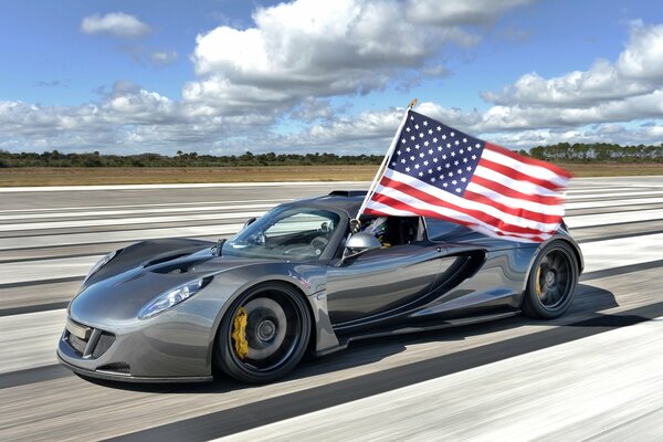 Hennessey venom gt avec le drapeau américain met le record du monde de vitesse
