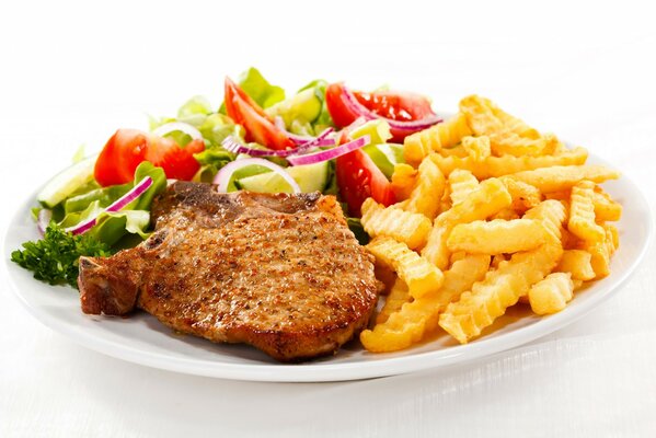 Appetitlicher Teller mit Fleisch, Salat und Kartoffeln