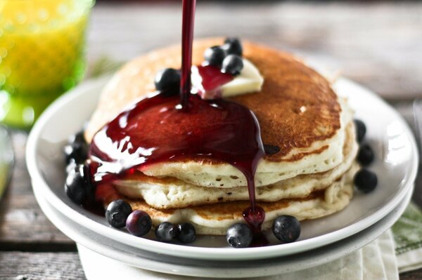 Pancakes mit Ahornsirup und Blaubeeren