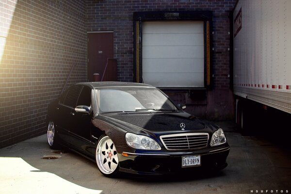 Schwarzer Mercedes-benz w220 s55 amg Ristyling