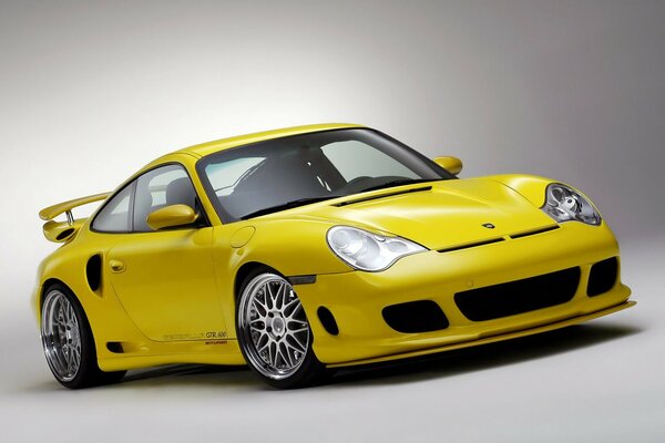 Voiture de sport jaune porsche 911