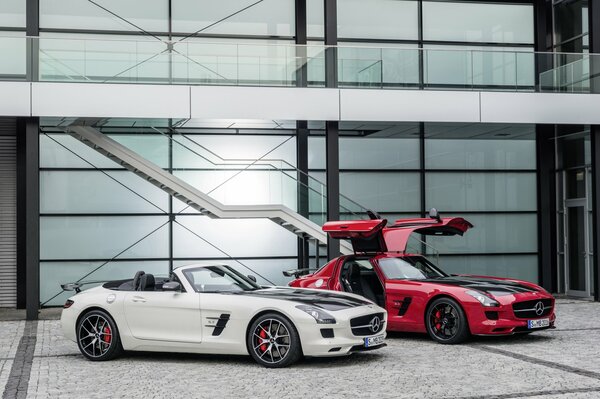 Mercedes Benz rossa e bianca