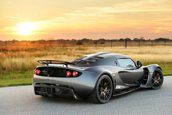 Supercar hennessey venom gt vista posteriore al tramonto