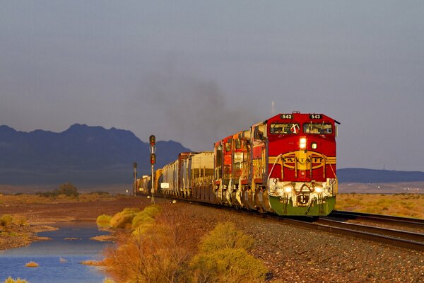 Locomotiva diesel rossa sullo sfondo del paesaggio autunnale