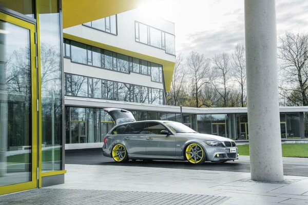 BMW garée près de la maison