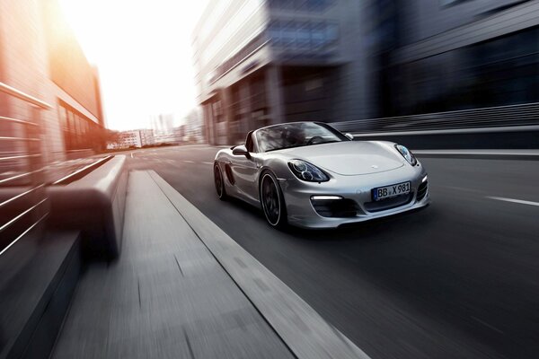 Schickes Porsche-Cabrio fährt durch die Stadt