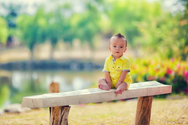 Bambino sveglio sulla panchina del Parco