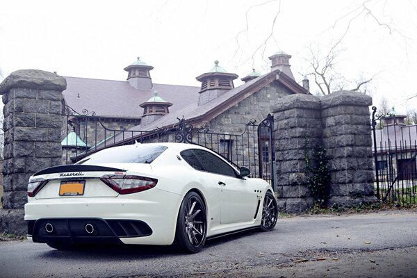 Maserati sintonizzato bianco in mezzo alla strada