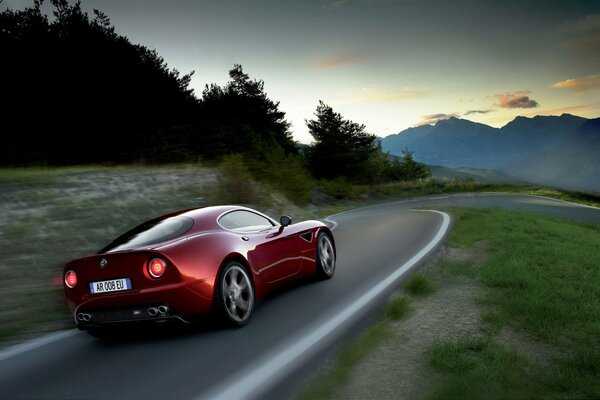 Alfa romeo 8C Competizione rossa in montagna alla velocità